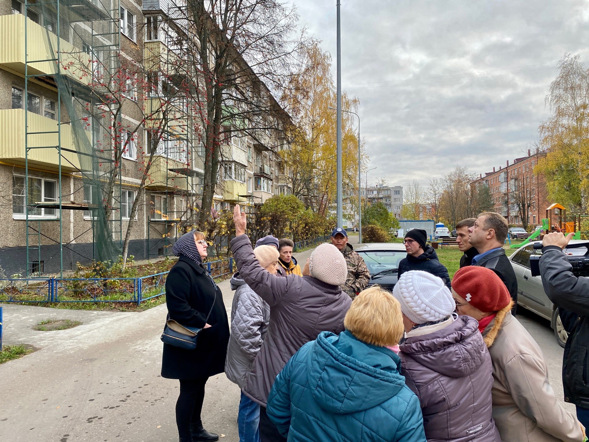 21 октября Глава Электрогорска Сергей Дорофеев провел встречу с жителями  дома 3 по ул. Кржижановского, где подрядная организация Фонда капитального  ремонта Московской области выполняет работы | 24.10.2022 | Электрогорск -  БезФормата