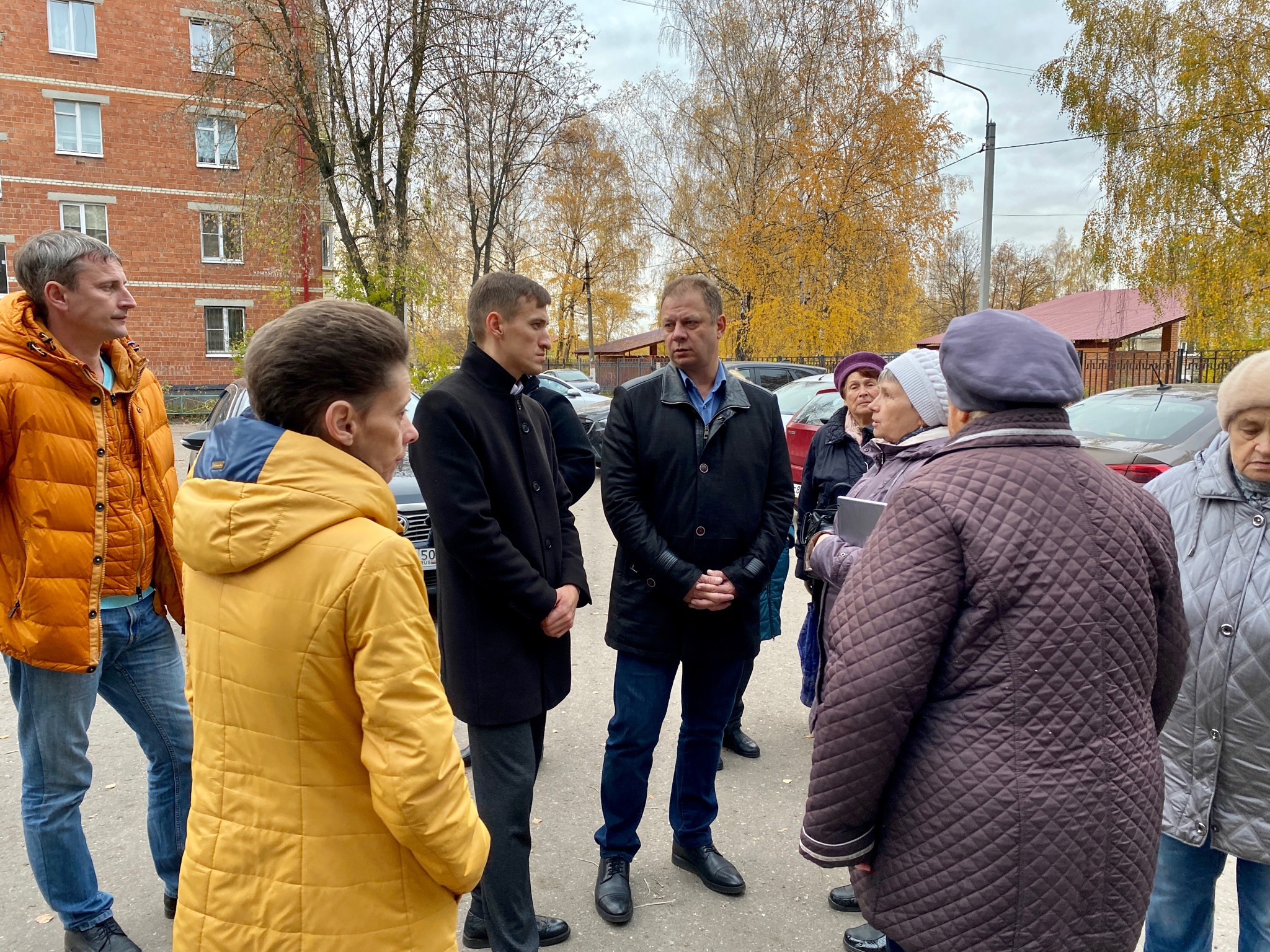 21 октября Глава Электрогорска Сергей Дорофеев провел встречу с жителями  дома 3 по ул. Кржижановского, где подрядная организация Фонда капитального  ремонта Московской области выполняет работы | 24.10.2022 | Электрогорск -  БезФормата