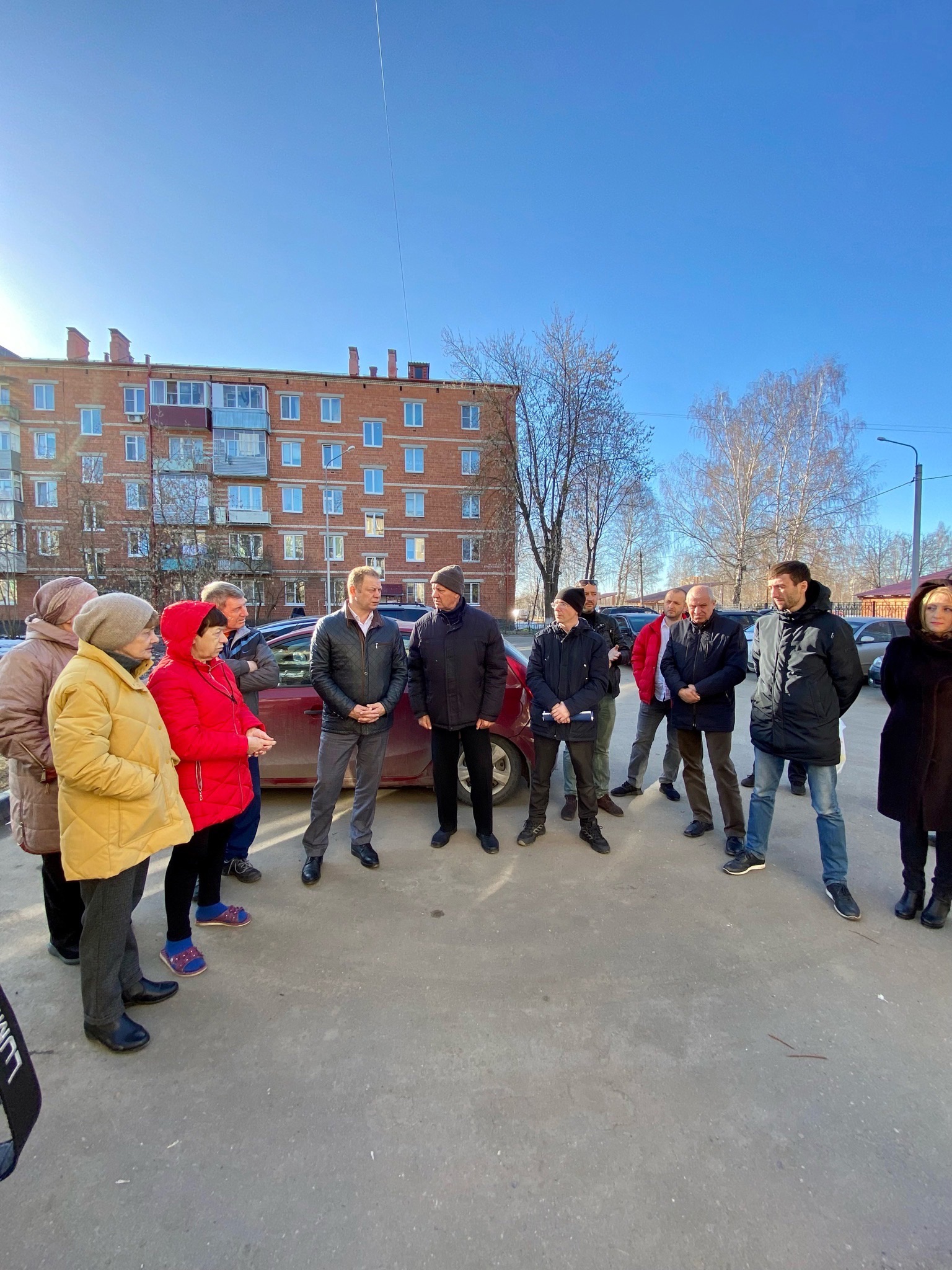 22 марта Глава Электрогорска Сергей Дорофеев провел встречу с жителями дома  3 по ул. Кржижановского, где благодаря поддержке Правительства региона и  Фонда капитального ремонта МО начнутся работы по замене балконных плит