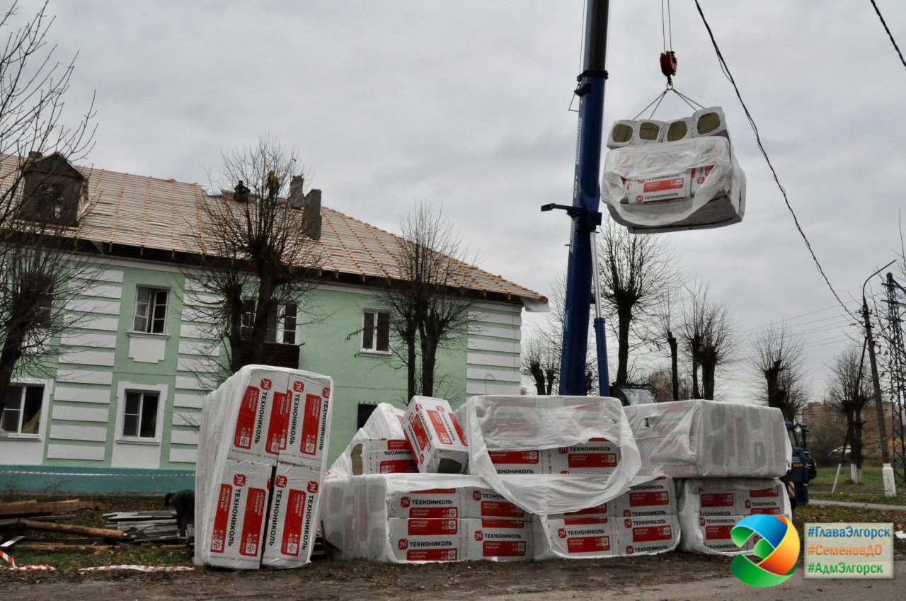 Глава города Денис Семенов совместно с гендиректором подрядной организации  «Строй Монтаж СП» Русланом Бородиным проконтролировали ход текущих работ по  капремонту многоквартирных жилых домов на улице Советской